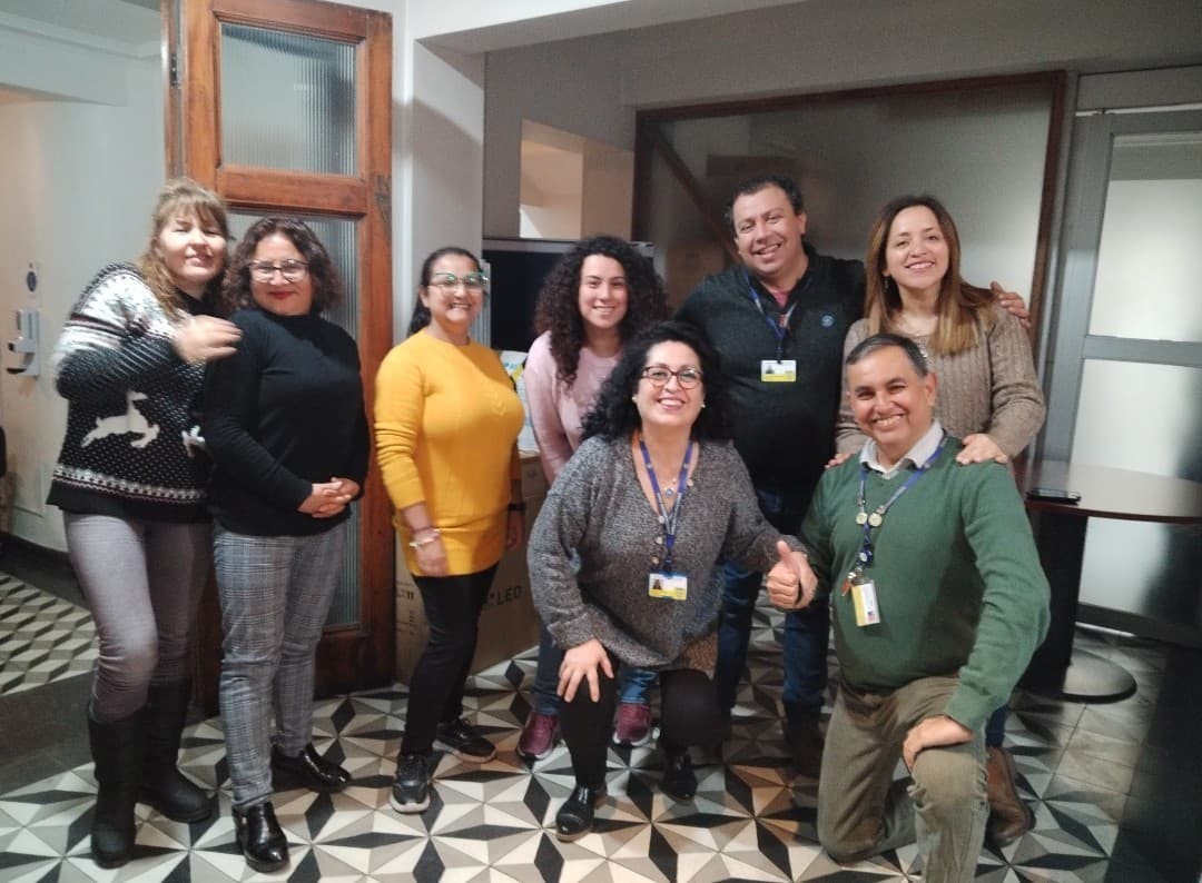 Equipo profesional conversando en una sala de trabajo