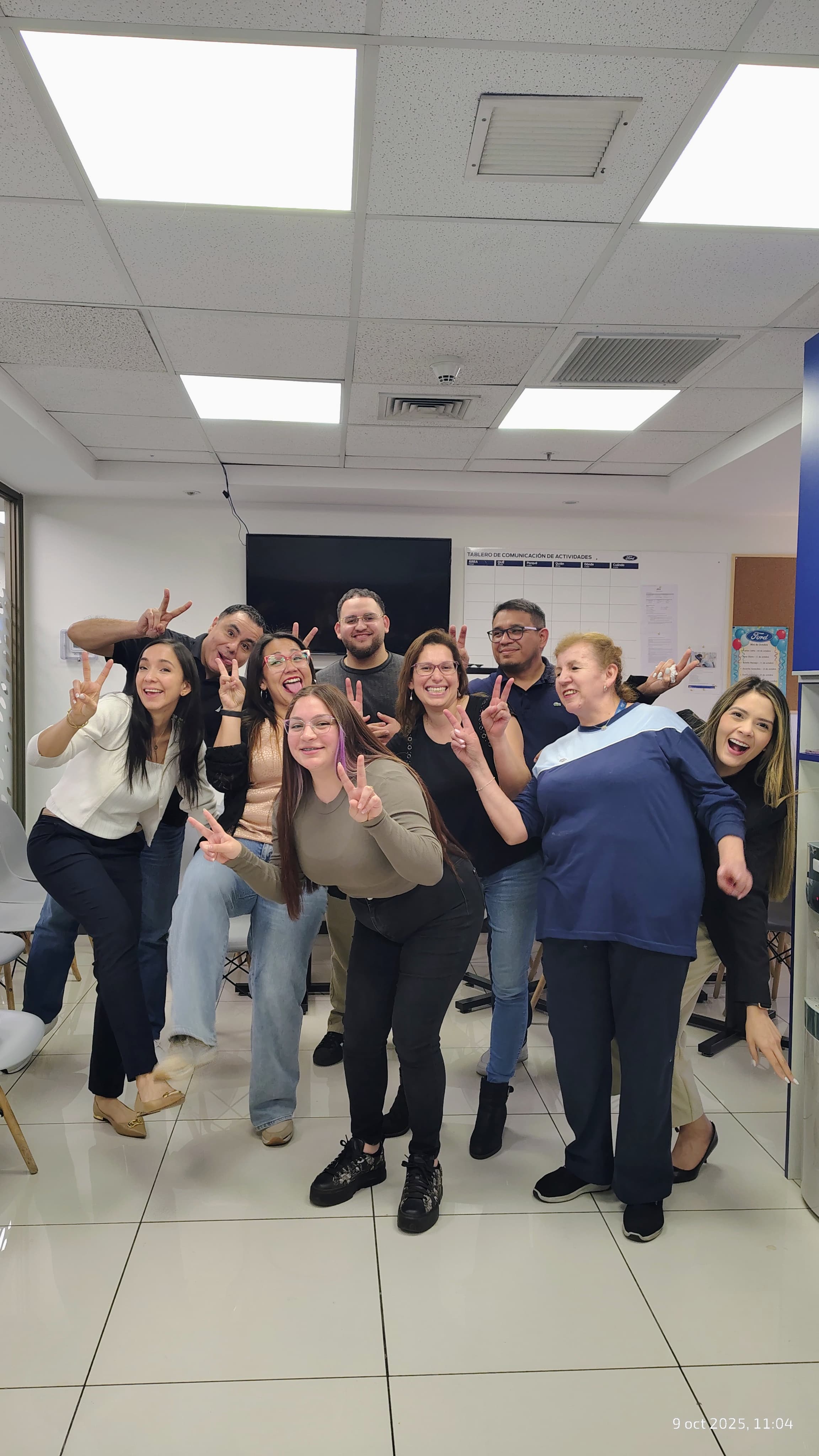 Equipo realizando una activación corporal